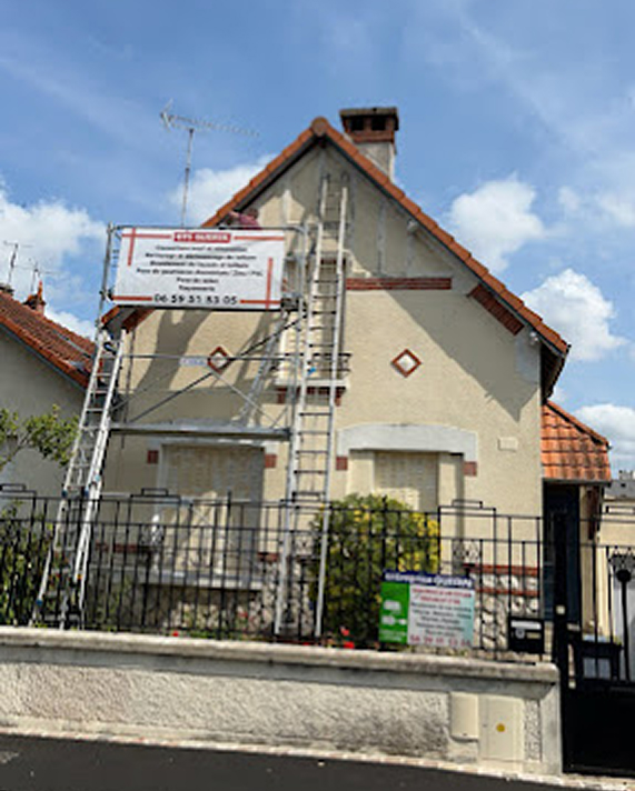Maison individuelle avec toiture rénovée en tuiles à Orléans